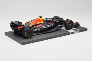 Red Bull Racing RB18 #1 M. Verstappen Japan GP Winner 2022 Minichamps 1:18 113221801FB-R1 Metal — billede 3 af 8