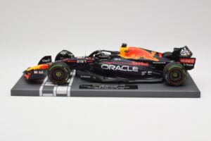 Red Bull RB18 Oracle #1 M. Verstappen Japanese GP 2022 World Champion Minichamps 1:18 113221801 Resin