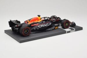 Red Bull RB19 Oracle #1 M. Verstappen British GP 2023 Winner Minichamps 1:18 113231101 Resin — billede 3 af 7