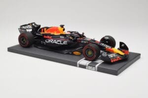 Red Bull RB19 Oracle #1 M. Verstappen British GP 2023 Winner Minichamps 1:18 113231101 Resin — billede 4 af 7