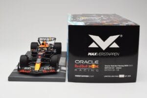 Red Bull RB19 Oracle #1 M. Verstappen British GP 2023 Winner Minichamps 1:18 113231101 Resin — billede 6 af 7