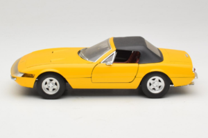 Ferrari 365 GTS Gul Med Sort Tag Solido 1:18 8018 Metal — billede 4 af 8