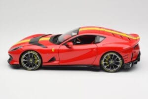 Ferrari 812 Competizione Rosso Corsa Med Gule Striber Bburago 1:18 18-16915 Metal — billede 4 af 8