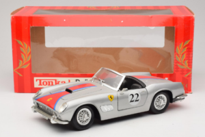 Ferrari California #22 Sølv Rød Stribe 1966 Tonka 1:18 01109-S2 Metal — billede 8 af 8