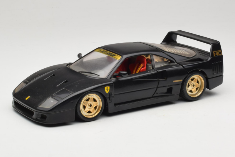 Ferrari F40 Sort med Gyldne Hjul Bburago 1:18 3032-B2 Metal
