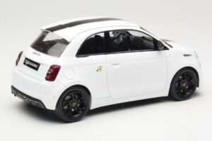 Abarth 500e Hvid IXO 1:18 MCG18497 Metal — billede 2 af 6