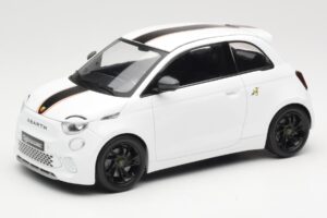 Abarth 500e Hvid IXO 1:18 MCG18497 Metal
