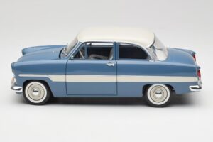 Ford Taunus 12M P2 Blå Striber Revell 1:18 08880-M1 Metal — billede 4 af 8