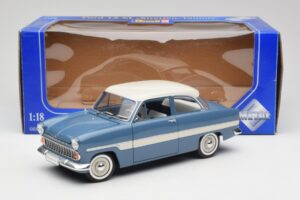 Ford Taunus 12M P2 Blå Striber Revell 1:18 08880-M1 Metal — billede 8 af 8