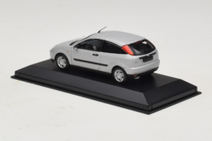 Ford Focus Mk1 3-Door Sølv Minichamps 1:43 FOCUS005 Metal — billede 3 af 5