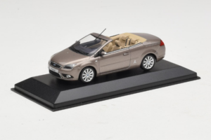 Ford Focus Mk2 CC Grå Minichamps 1:43 FORD005 Metal — billede 2 af 4