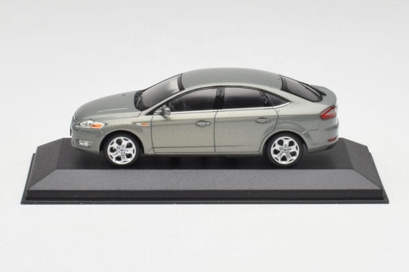 Ford Mondeo Mk3 Sedan Grå Metallic Minichamps 1:43 IND403086003 Metal