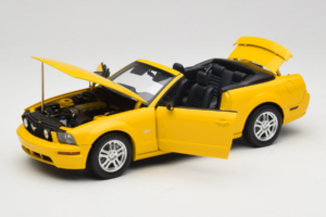 Ford Mustang GT S197 Cabriolet Screaming Yellow AUTOart 1:18 73062 Metal — billede 2 af 8