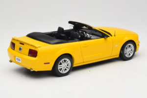 Ford Mustang GT S197 Cabriolet Screaming Yellow AUTOart 1:18 73062 Metal — billede 3 af 8