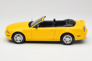 Ford Mustang GT S197 Cabriolet Screaming Yellow AUTOart 1:18 73062 Metal — billede 4 af 8