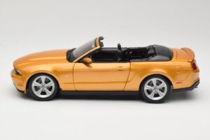 Ford Mustang GT S197 Cabriolet Guld Maisto 1:18 31158 Metal — billede 3 af 7
