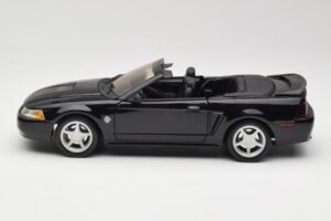 Ford Mustang GT SN95 Cabriolet Sort Maisto 1:18 50328 Metal — billede 4 af 8
