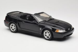 Ford Mustang GT SN95 Cabriolet Sort Maisto 1:18 50328 Metal — billede 6 af 8