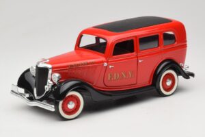 Ford Sedan Rød Solido 1:18 8066 Metal