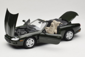Jaguar XK8 Green Metallic Lysegrå Interiør Maisto 1:18 31836 Metal — billede 2 af 8