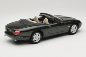 Jaguar XK8 Green Metallic Lysegrå Interiør Maisto 1:18 31836 Metal — billede 3 af 8