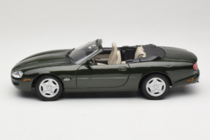 Jaguar XK8 Green Metallic Lysegrå Interiør Maisto 1:18 31836 Metal — billede 4 af 8
