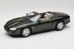 Jaguar XK8 Green Metallic Lysegrå Interiør Maisto 1:18 31836 Metal
