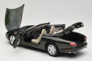 Jaguar XK8 Green Metallic Lysegrå Interiør Maisto 1:18 31836 Metal — billede 5 af 8