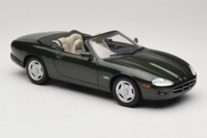 Jaguar XK8 Green Metallic Lysegrå Interiør Maisto 1:18 31836 Metal — billede 6 af 8