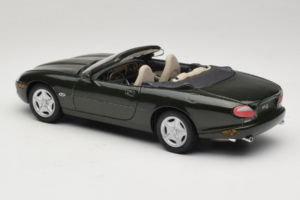 Jaguar XK8 Green Metallic Lysegrå Interiør Maisto 1:18 31836 Metal — billede 7 af 8
