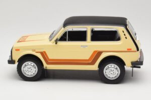 Lada Niva 2121 California Beige MCG 1:18 MCG18004 Metal — billede 3 af 6