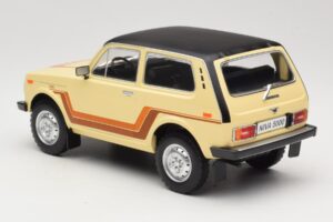 Lada Niva 2121 California Beige MCG 1:18 MCG18004 Metal — billede 5 af 6