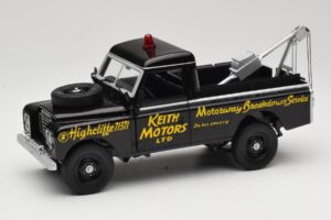 Land Rover Series III Redningskøretøj Sort Universal Hobbies 1:18 4411 Metal