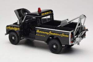 Land Rover Series III Redningskøretøj Sort Universal Hobbies 1:18 4411 Metal — billede 5 af 8