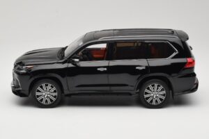 Lexus LX570 J200 Sort LCD 1:18 LCD18010-BL Metal — billede 4 af 8