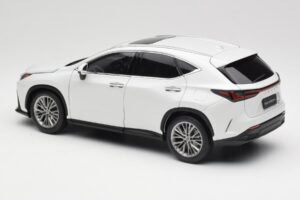 Lexus NX450h+ AZ20 Hvid Kyosho 1:18 08968Q Resin — billede 7 af 8