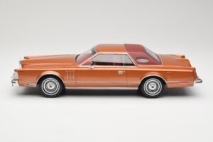 Lincoln Continental Mark V Crystal Apricot Metallic MCG 1:18 MCG18370 Metal — billede 3 af 6