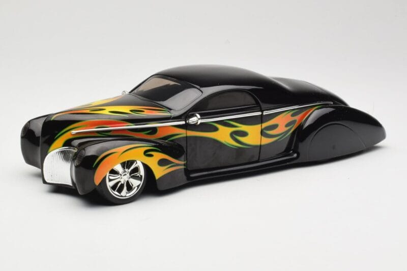 Lincoln Zephyr Scrape Custom Sort med Flammer Hot Wheels 1:18 57319 Metal