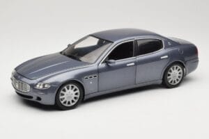 Maserati Quattroporte Blue Metallic Hot Wheels 1:18 B7003 Metal