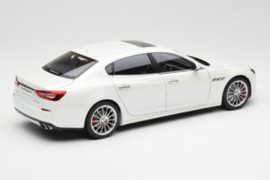 Maserati Quattroporte VI GTS Alpine Hvid AUTOart 1:18 75808 Metal — billede 3 af 8