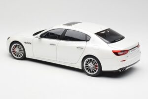 Maserati Quattroporte VI GTS Alpine Hvid AUTOart 1:18 75808 Metal — billede 7 af 8