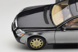 Maybach 57 SWB Caspian Black Himalayas Grey AUTOart 1:18 76151 Metal — billede 8 af 9