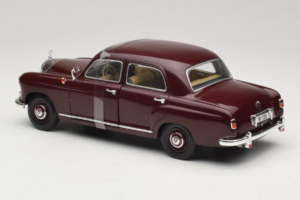 Mercedes 180 Ponton Mørkrød Revell 1:18 08876 Metal — billede 5 af 6
