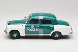 Mercedes 180 Ponton Polizei Revell 1:18 08863 Metal — billede 3 af 6