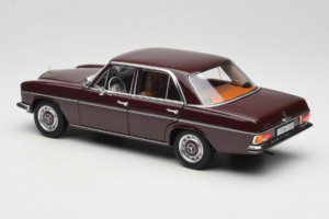 Mercedes 200 W115 Mørk Rødbrunt Norev 1:18 183778 Metal — billede 7 af 8