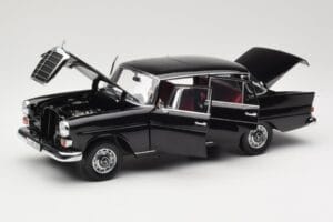 Mercedes 200 W110 Sort Norev 1:18 183574 Metal — billede 2 af 8