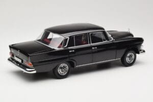 Mercedes 200 W110 Sort Norev 1:18 183574 Metal — billede 3 af 8