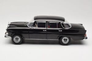 Mercedes 200 W110 Sort Norev 1:18 183574 Metal — billede 4 af 8