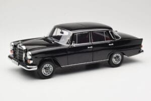 Mercedes 200 W110 Sort Norev 1:18 183574 Metal