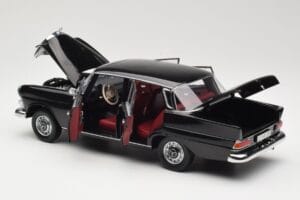 Mercedes 200 W110 Sort Norev 1:18 183574 Metal — billede 5 af 8